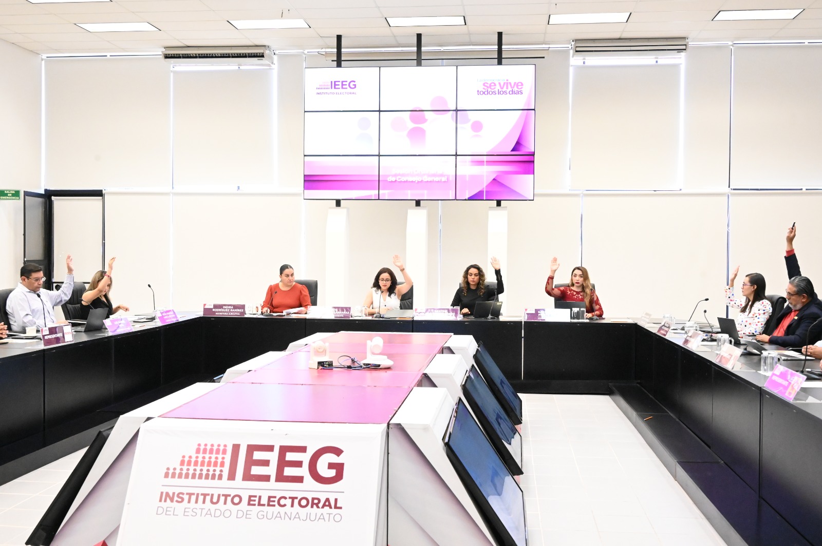 ACATARA IEEG RESOLUCIONES DEL TRIBUNAL ESTATAL ELECTORAL Y DEL INE EN CONTRA DE PARTIDOS POLÍTICOS.