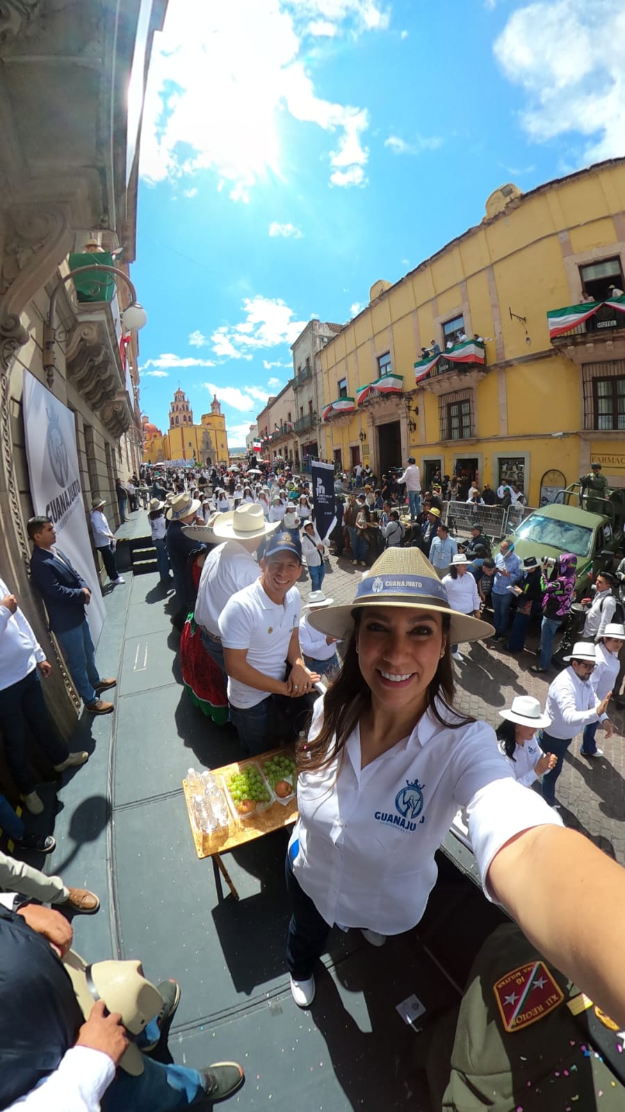 POR PRIMERA VEZ EN LA HISTORIA DE GUANAJUATO Y A 214 AÑOS DE LA TOMA DE LA ALHONDIGA DE GRANADITAS UNA MUJER ENCABEZA EL DESFILE Y RENUEVA EL FUEGO SIMBOLICO LA GOBERNADORA LIBIA DENNISE.