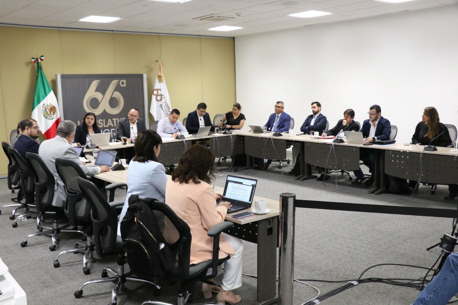 En la mesa de trabajo de la comisión de seguridad pública del congreso del estado dialogan sobre iniciativa en materia de seguridad privada.