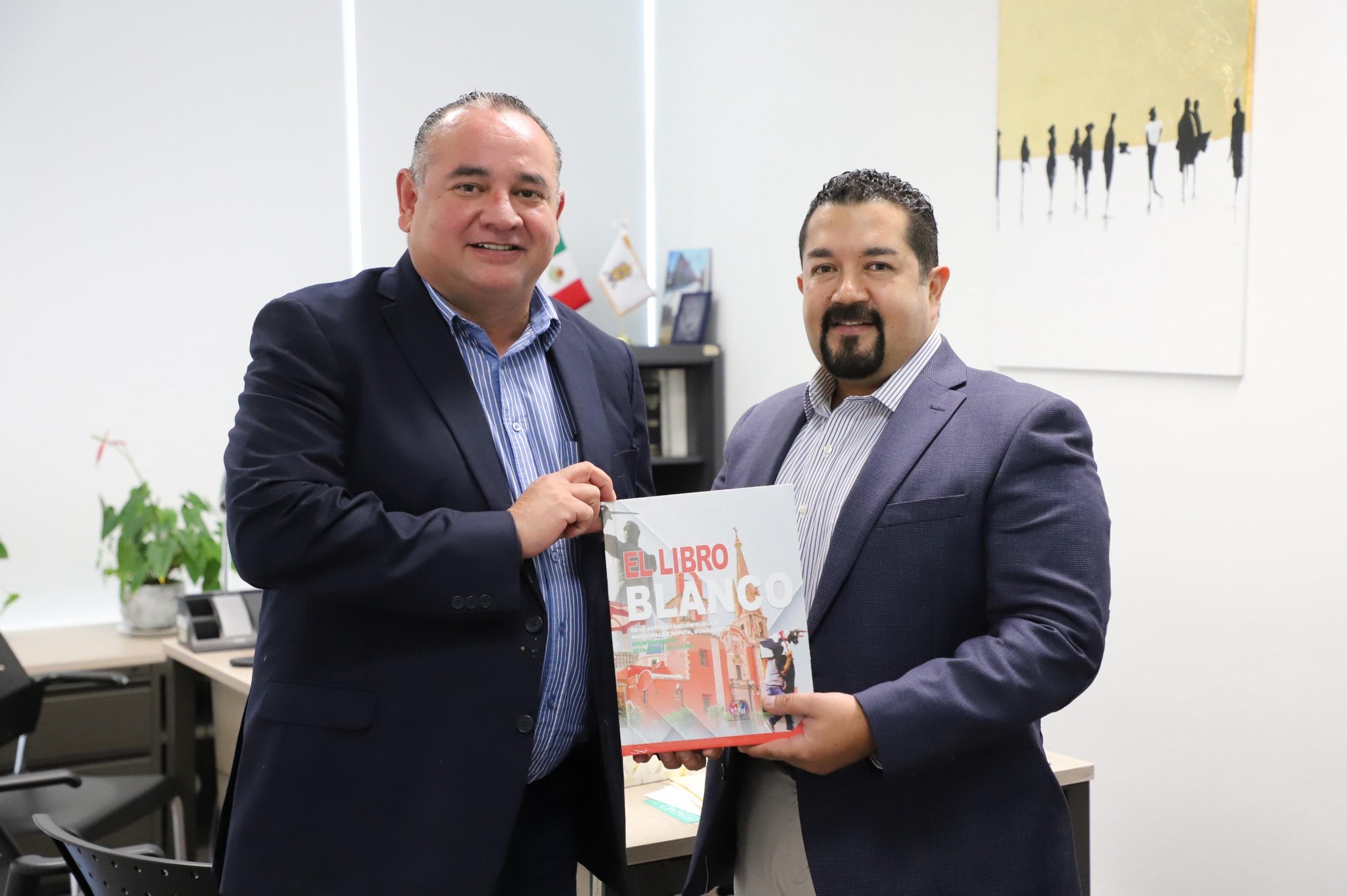 EXPRESIDENTE MUNICIPAL DE ROMITA ENTREGÓ AL CONGRESO UN LIBRO BLANCO QUE DA CUENTA DE SU GESTIÓN