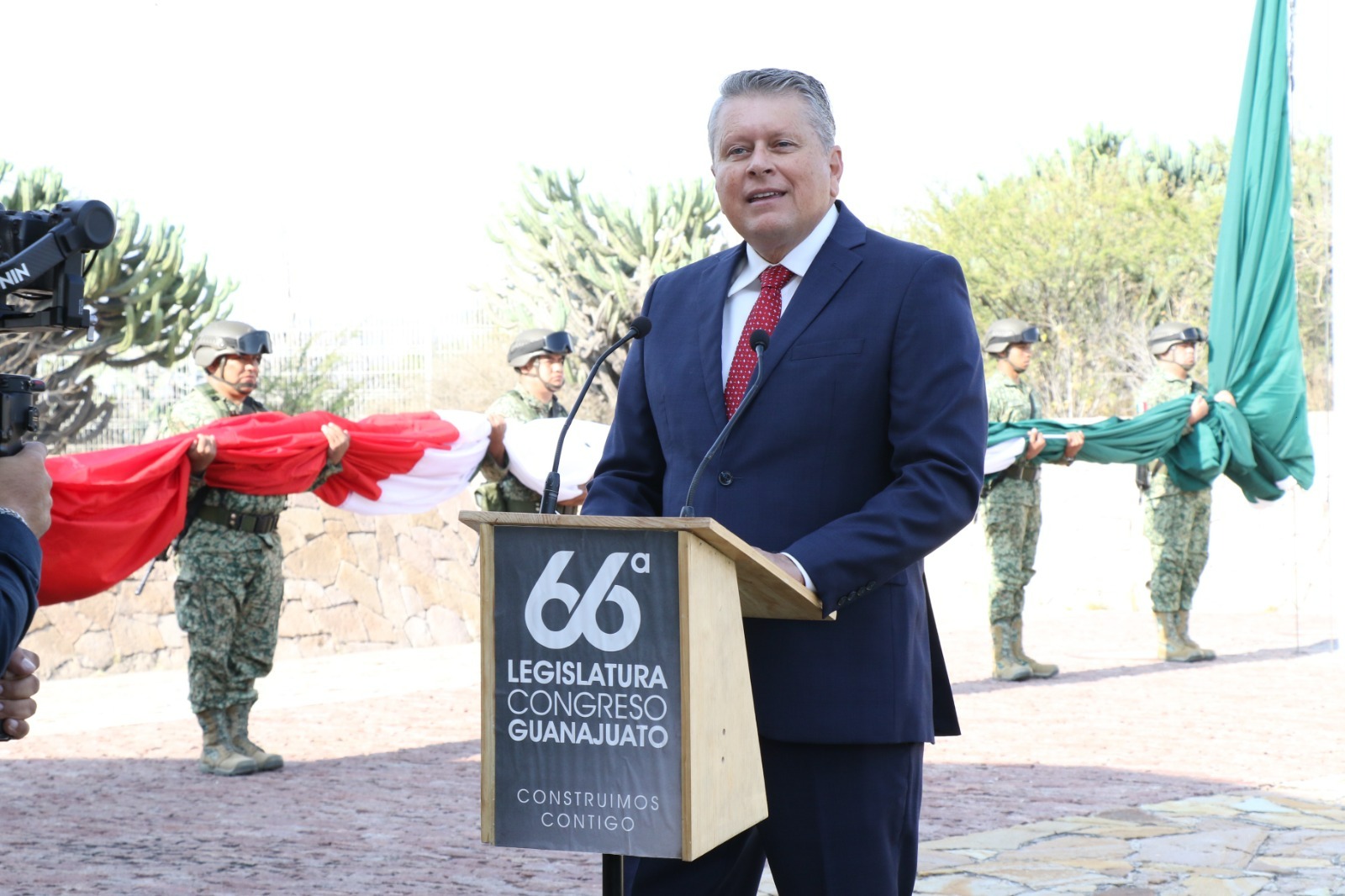 Conmemoran el 115 aniversario de la Revolución Mexicana y renuevan la Bandera Monumental del Congreso de Guanajuato.