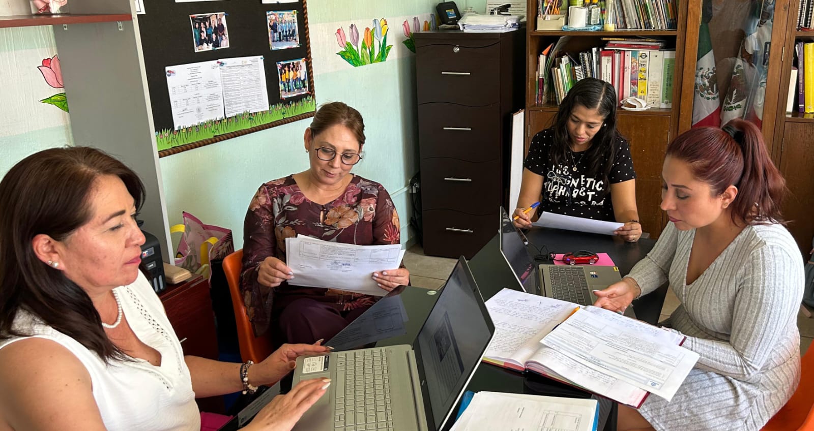 Una vida dedicada a educar con el corazón: Claudia Araceli Martínez recibe el distintivo “Maestra que deja huella”.