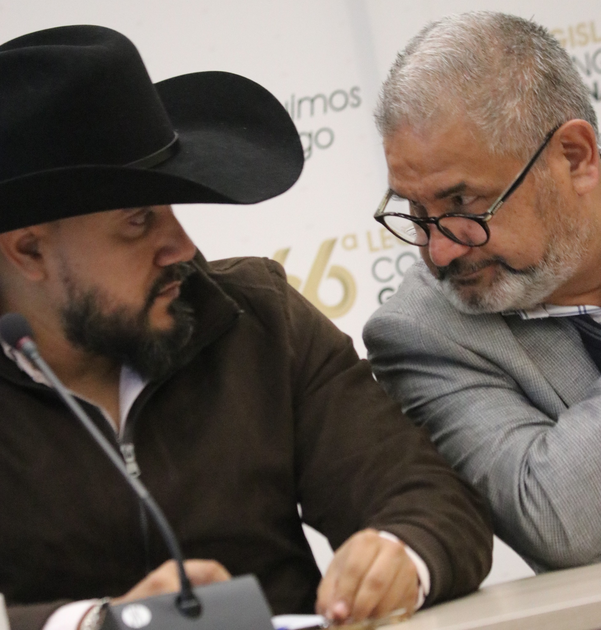 REACOMODO EN EL CONGRESO DEL ESTADO RENUNCIAN DOS DIPUTADOS A SUS GRUPOS PARLAMENTARIOS.