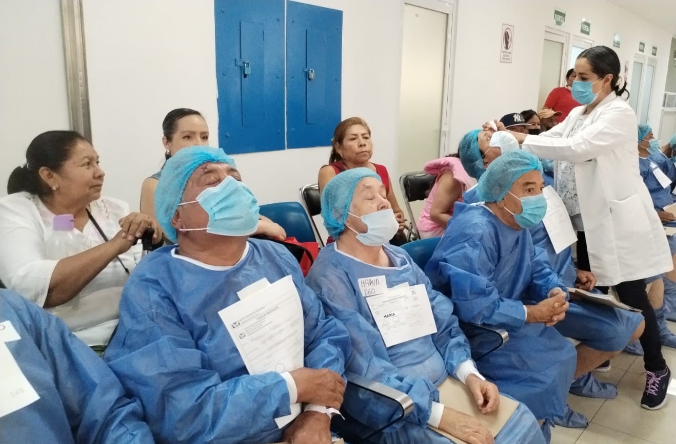 Devuelve IMSS Guanajuato vista a señora Elena y a 263 derechohabientes más con Jornada de Cirugía de Catarata en Irapuato.