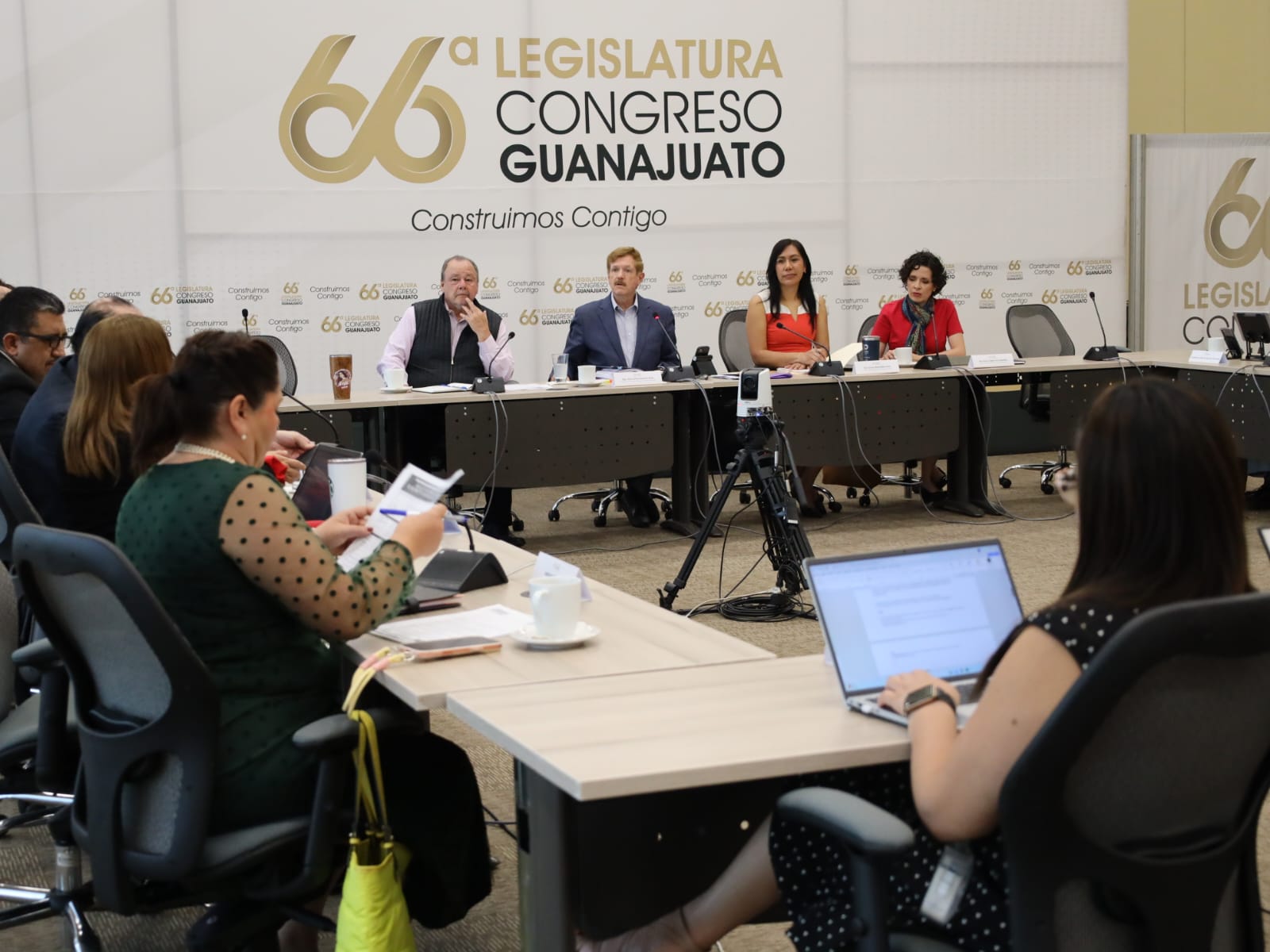 En el Congreso del estado abordan iniciativas en materia laboral	 sobre ambientes libres de violencia, permisos de salud preventiva, igualdad salarial y autonomía sindical.