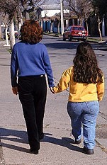 Plantean implementar “escalón universal” en espacios públicos para personas de talla baja.