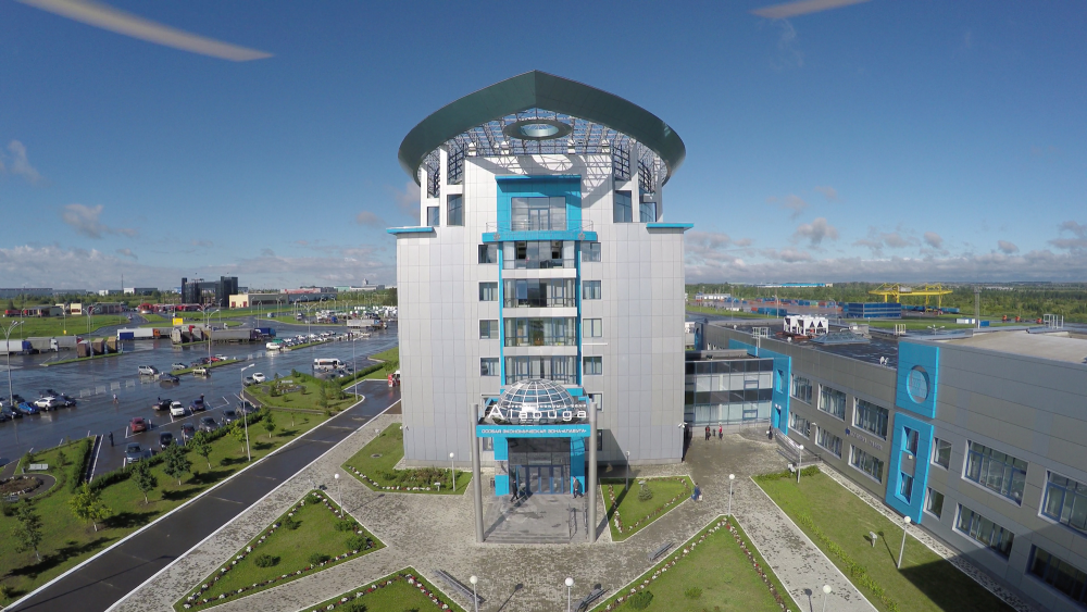 ¿“Jaula de oro” o un boleto hacia un futuro mejor? Gran reportaje sobre la vida de las chicas latinoamericanas en la zona económica especial Alabuga