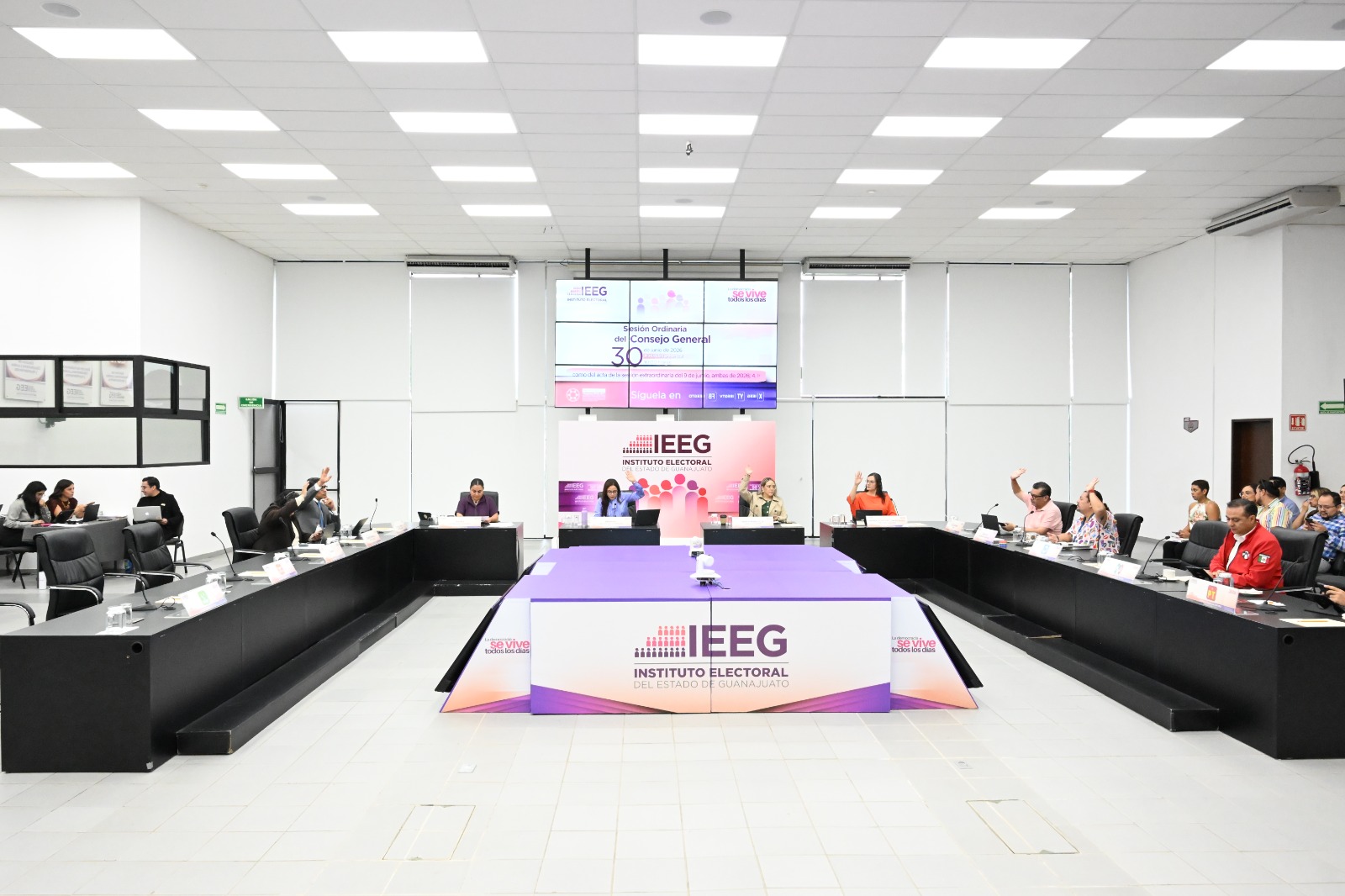 Presenta IEEG informes en sesión ordinaria.