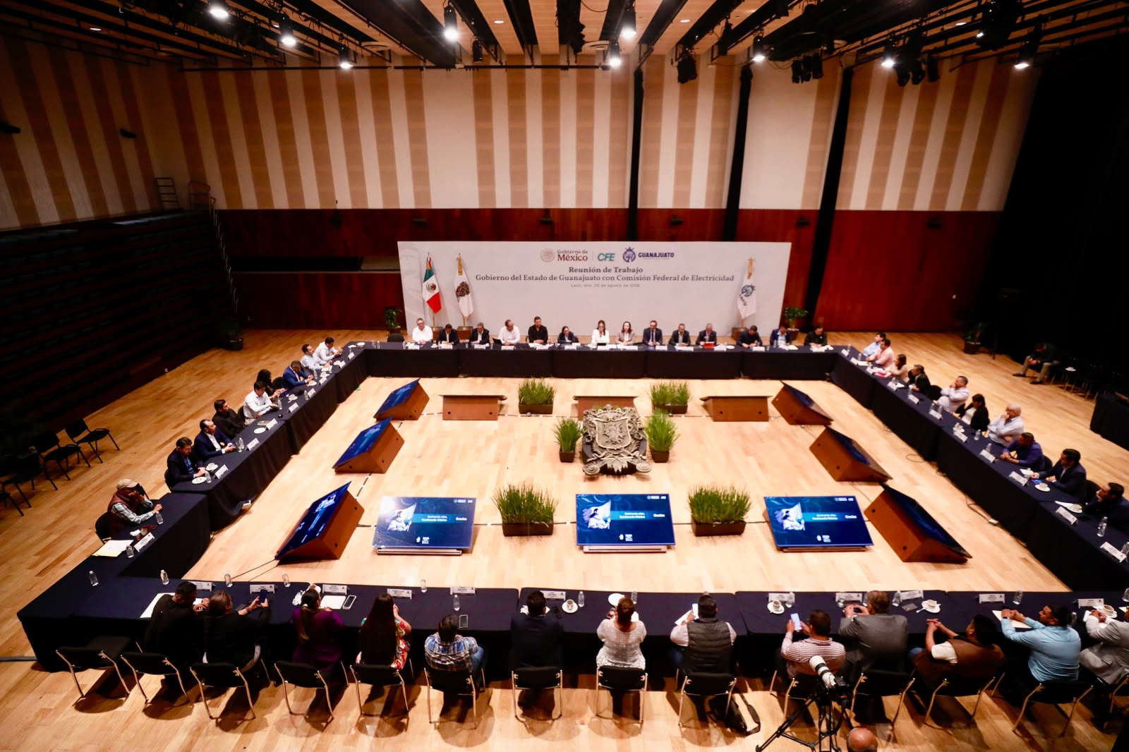 ACUERDAN GUANAJUATO Y CFE ATENCIÓN DIRECTA A NECESIDADES ELÉCTRICAS DE LOS MUNICIPIOS.
