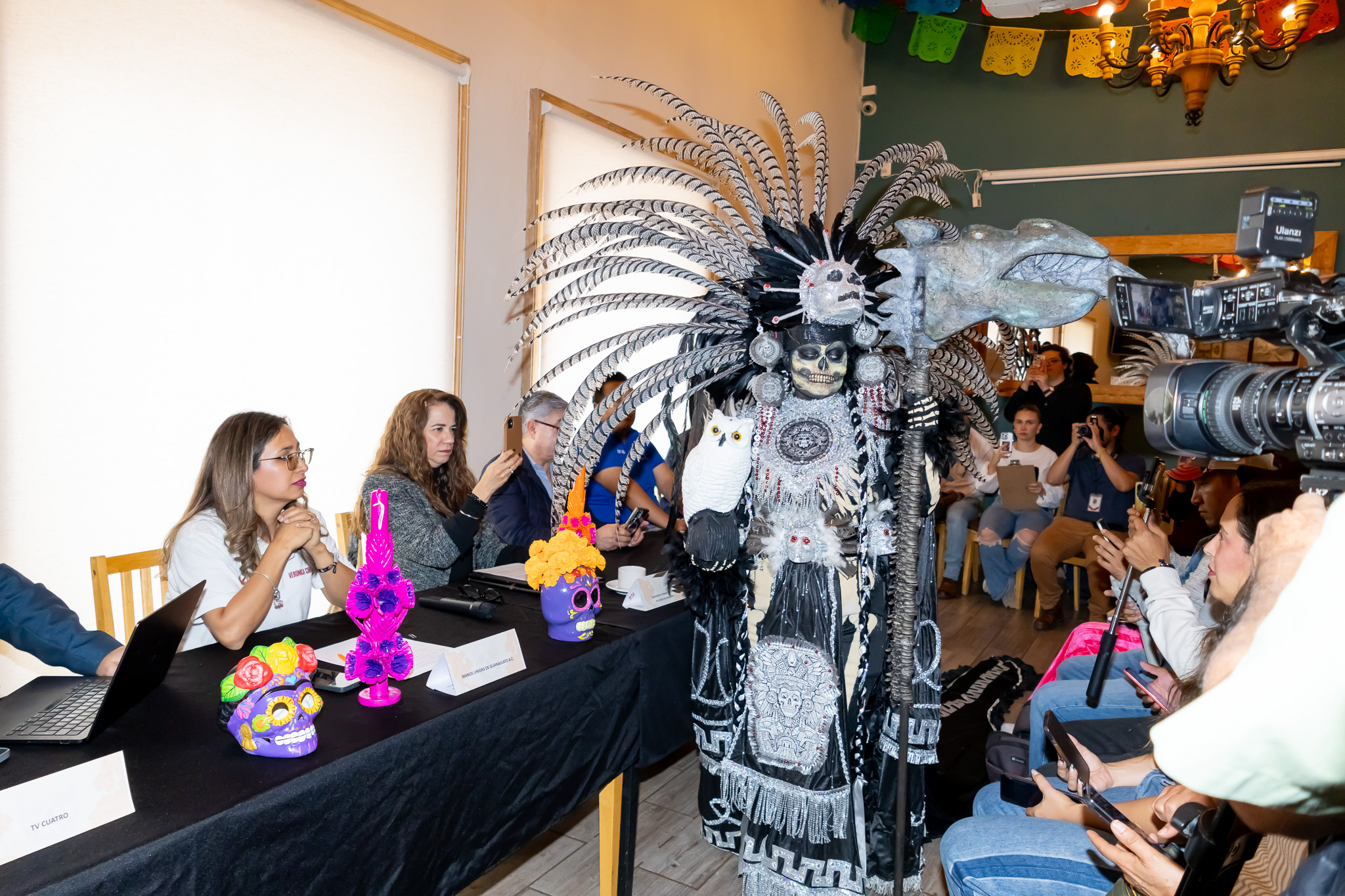 DOS MUNDOS, UN INSTANTE: GUANAJUATO SE PREPARA PARA EL TAPETE DE LA MUERTE.