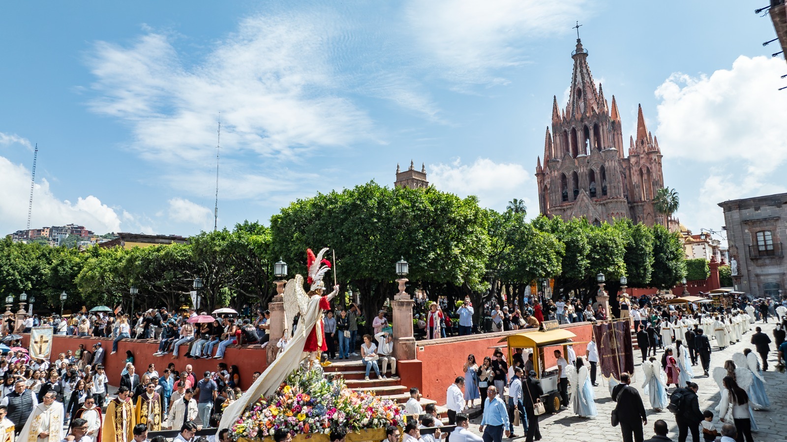 CIERRA SAN MIGUEL DE ALLENDE SUS FIESTAS PATRONALES CON 5 MIL ESPECTADORES Y 32 GRUPOS DE DANZA.